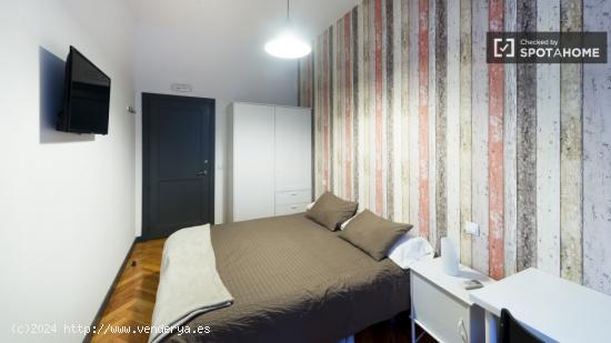 Habitación histórica con escritorio en un apartamento de 14 habitaciones, Puerta del Sol - MADRID