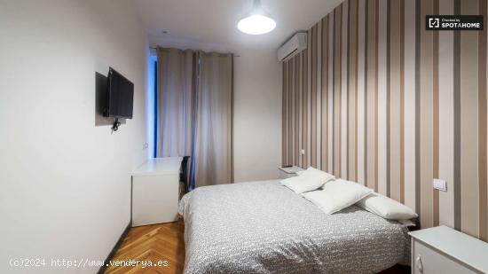  Habitación histórica con escritorio en un apartamento de 14 habitaciones, Puerta del Sol - MADRID 