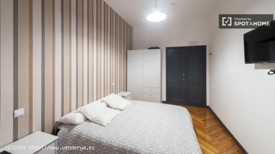 Habitación histórica con escritorio en un apartamento de 14 habitaciones, Puerta del Sol - MADRID