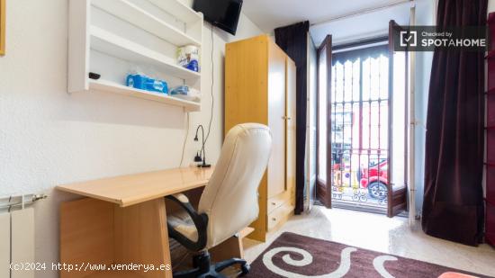 Acogedora habitación en apartamento de 5 dormitorios en Malasaña, Madrid - MADRID