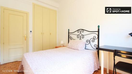 Encantadora habitación en apartamento de 4 dormitorios en Almagro y Trafalgar - MADRID