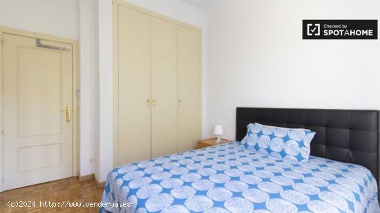 Habitación luminosa en apartamento de 4 dormitorios en Almagro y Trafalgar. - MADRID