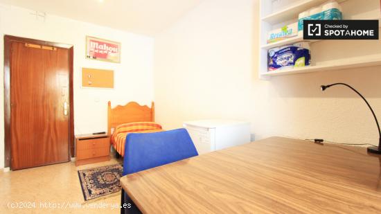 Acogedora habitación en apartamento de 5 dormitorios en Malasaña, Madrid - MADRID