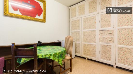 Acogedora habitación en apartamento de 5 dormitorios en Malasaña, Madrid - MADRID