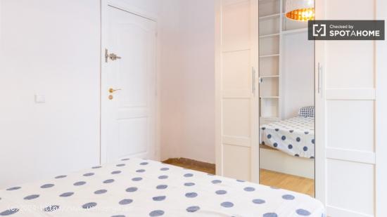 Habitación luminosa con amplio espacio de almacenamiento en un apartamento de 6 dormitorios, Salama