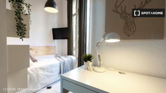 Acogedora habitación con escritorio en el apartamento compartido, El Born - BARCELONA