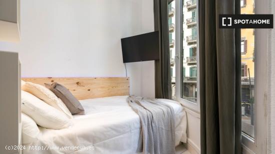 Acogedora habitación con escritorio en el apartamento compartido, El Born - BARCELONA