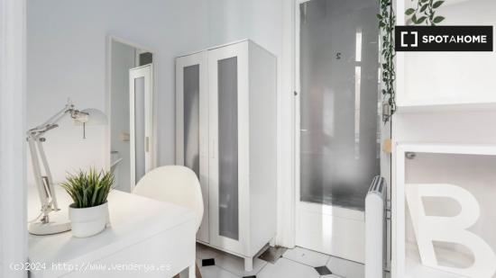 Acogedora habitación con escritorio en el apartamento compartido, El Born - BARCELONA