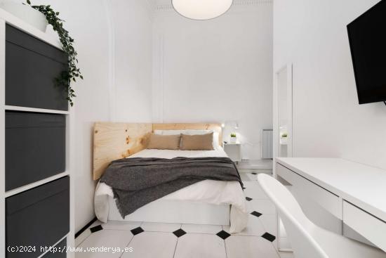  Habitación decorada con armario independiente en el piso compartido, El Born - BARCELONA 