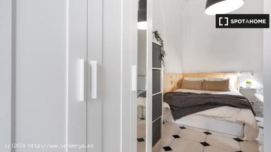 Habitación decorada con armario independiente en el piso compartido, El Born - BARCELONA