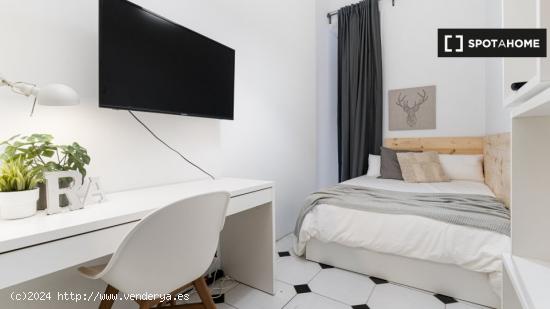 Habitación luminosa con llave independiente en piso compartido, El Born - BARCELONA