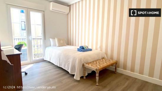 Acogedora habitación con armario empotrado en apartamento de 6 dormitorios, Argüelles - MADRID