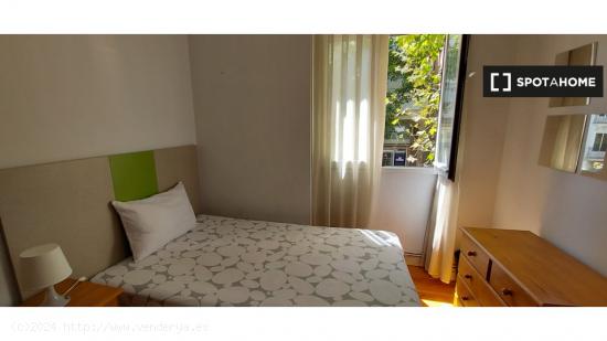 Habitación ordenada en apartamento de 4 dormitorios en Almagro y Trafalgar - MADRID