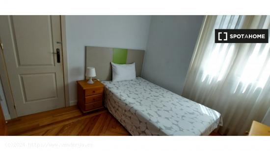 Habitación ordenada en apartamento de 4 dormitorios en Almagro y Trafalgar - MADRID