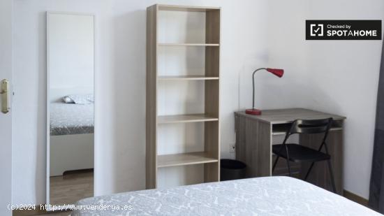 Habitación soleada con escritorio en piso compartido, Chamberí - MADRID