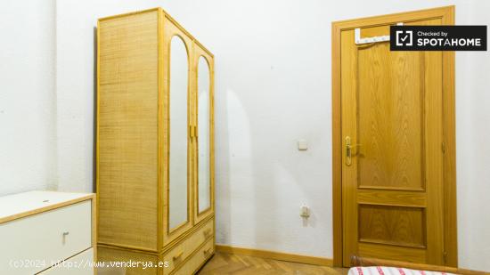 Habitación equipada con armario independiente en apartamento de 4 dormitorios, Salamanca - MADRID