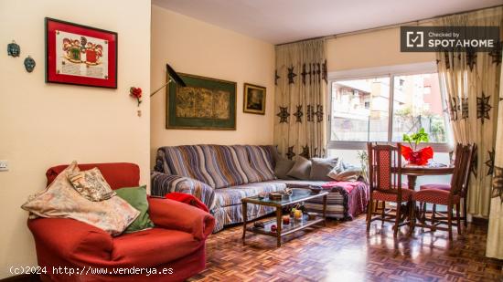 Gran habitación con escritorio en piso compartido, Horta Guinardó - BARCELONA