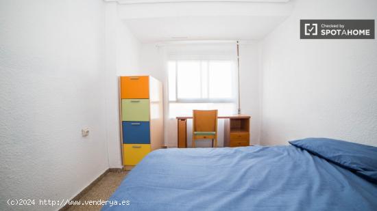 Habitación luminosa con ventana con vista a la calle en un departamento compartido, Quatre Carreres