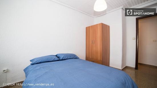 Habitación luminosa con ventana con vista a la calle en un departamento compartido, Quatre Carreres