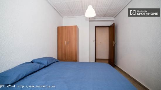 Habitación luminosa con ventana con vista a la calle en un departamento compartido, Quatre Carreres