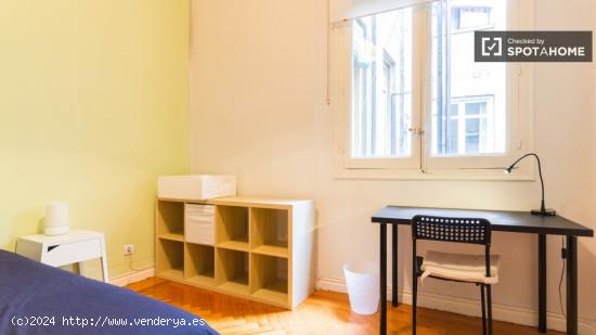 Acogedora habitación con ventana con vista a la calle en piso compartido, Puerta del Sol. - MADRID