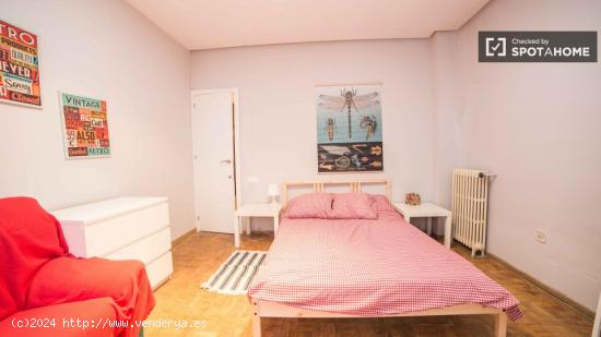 Habitación luminosa con cómoda en piso compartido, Ciutat Vella - VALENCIA