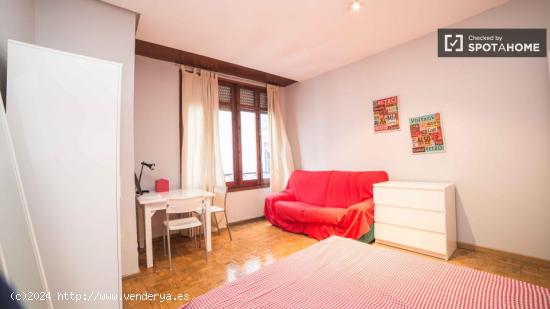 Habitación luminosa con cómoda en piso compartido, Ciutat Vella - VALENCIA