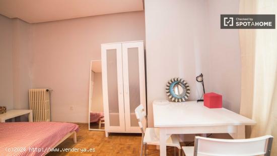 Habitación luminosa con cómoda en piso compartido, Ciutat Vella - VALENCIA