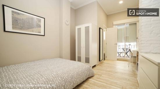 Cómoda habitación con cómoda en piso compartido, Eixample - VALENCIA