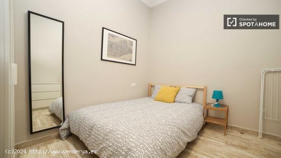 Habitación íntima con escritorio en piso compartido, Eixample - VALENCIA