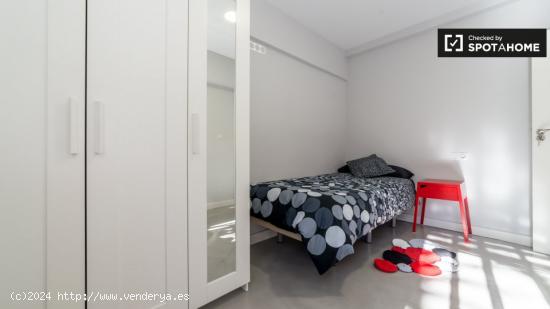 Habitación luminosa con escritorio en piso compartido, Poblats Maritim - VALENCIA