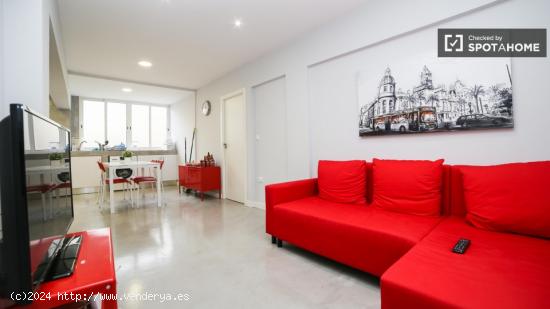 Habitación luminosa con escritorio en piso compartido, Poblats Maritim - VALENCIA