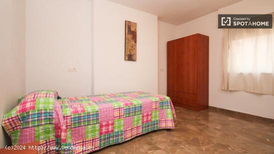 Amplia habitación con estantería en piso compartido, Los Pajaritos - GRANADA