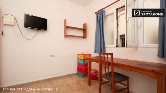 Habitación acogedora con patio interior con vista a la ventana en el apartamento compartido, Los Pa