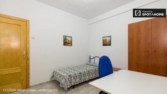 Habitación de estudiantes con cama individual en alquiler en apartamento de 4 dormitorios en Ronda 