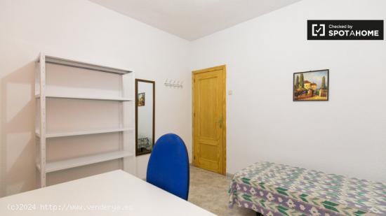 Habitación de estudiantes con cama individual en alquiler en apartamento de 4 dormitorios en Ronda 