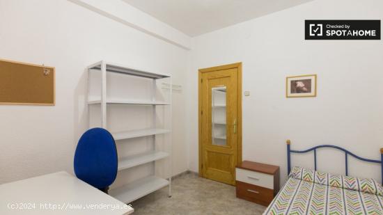 Habitación de estudiantes con cama individual en alquiler en apartamento de 4 dormitorios en Ronda 