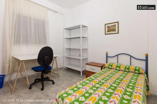  Habitación de estudiantes con cama individual en alquiler en apartamento de 4 dormitorios en Ronda  