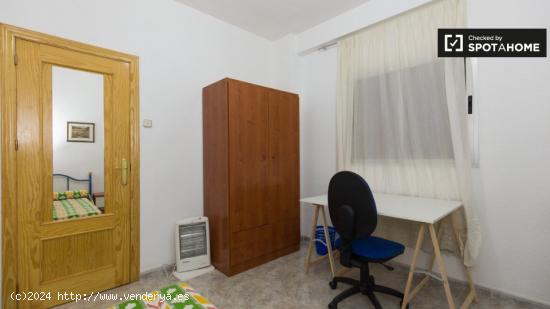 Habitación de estudiantes con cama individual en alquiler en apartamento de 4 dormitorios en Ronda 