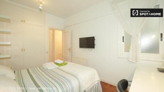 Acogedora habitación en un apartamento de 3 dormitorios en Gracia - BARCELONA