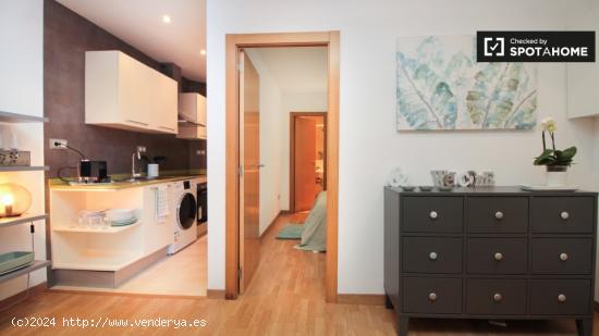 Encantador apartamento de 1 dormitorio con hermoso balcón en alquiler cerca del metro en el centro 