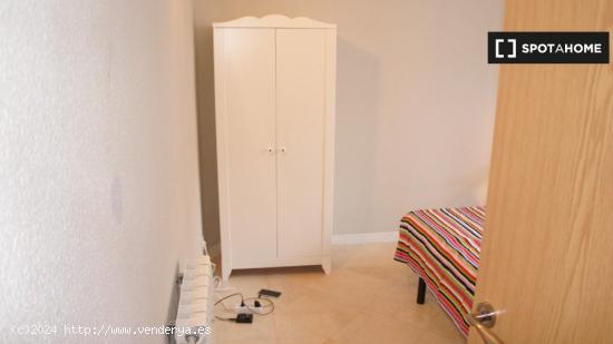 Se alquilan habitaciones en apartamento de 6 dormitorios en Madrid - MADRID