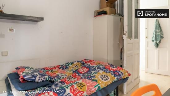 Se alquilan habitaciones en apartamento de 6 dormitorios en Madrid - MADRID