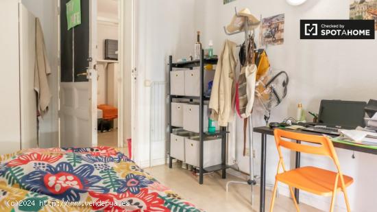 Se alquilan habitaciones en apartamento de 6 dormitorios en Madrid - MADRID