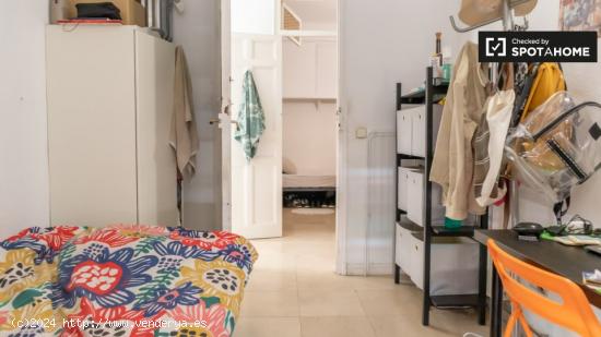 Se alquilan habitaciones en apartamento de 6 dormitorios en Madrid - MADRID