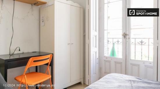 Se alquilan habitaciones en apartamento de 6 dormitorios en Madrid - MADRID