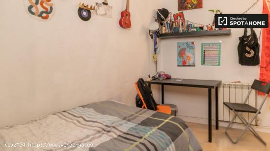 Se alquilan habitaciones en apartamento de 6 dormitorios en Madrid - MADRID