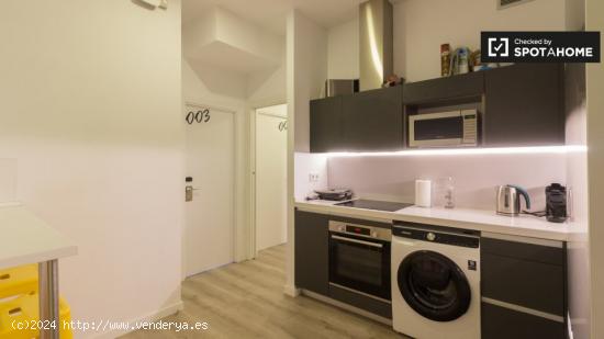 ¡Habitaciones en alquiler en piso de 3 habitaciones en Barcelona! - BARCELONA