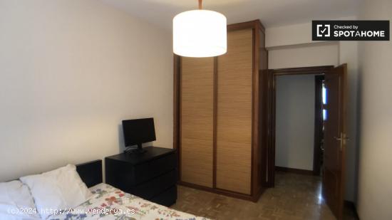 Se alquilan habitaciones en apartamento de 3 dormitorios en Madrid - MADRID