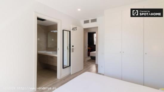 Habitación con terraza y baño privado al lado de La Rambla - BARCELONA